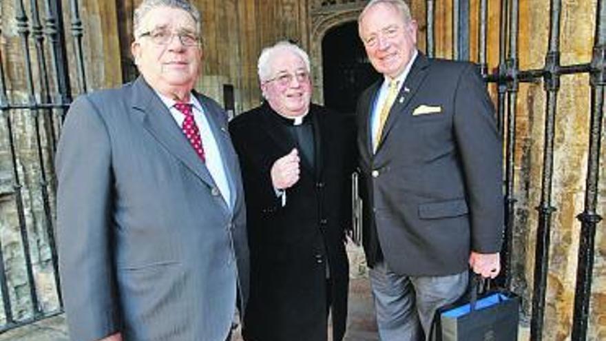 Toni Sánchez, Agustín Hevia y John T. Dunleavy, en la Catedral de Oviedo.