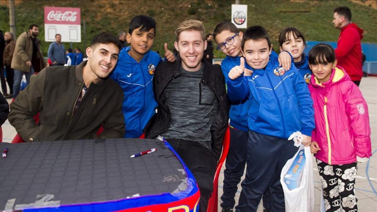 Batería y Adolfo, junto a los niños de la Fundació Pare Manel