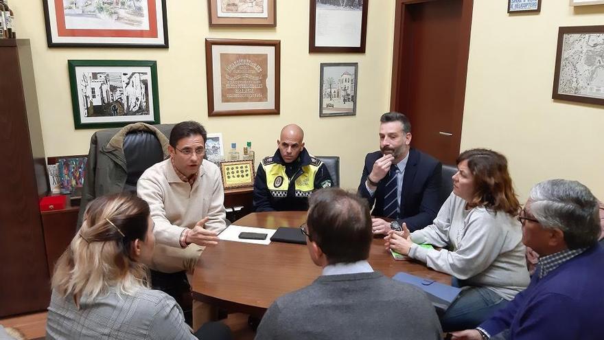 El alcalde de Ojén, José Antonio Gómez, en la reunión para tratar los problemas con la línea de autobús a Marbella.