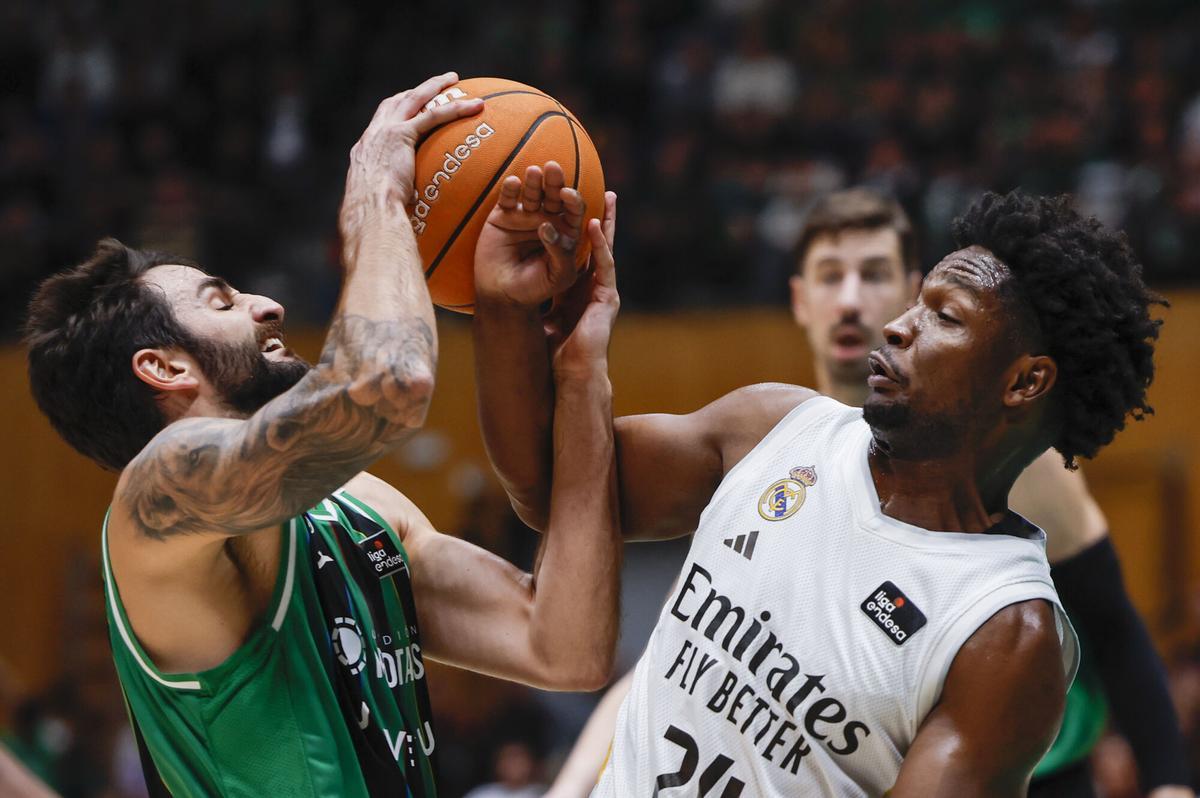 BADALONA, 09/11/2025.- El base del Joventut, Ricky Rubio (i), pelea por el balón ante el base dominicano del Real Madrid, Andrés Feliz, durante el encuentro correspondiente a la fase regular de la Liga Endesa que disputan hoy domingo Joventut y Real Madrid en el Palau Olimpic de Badalona. EFE / Alberto Estevez.
