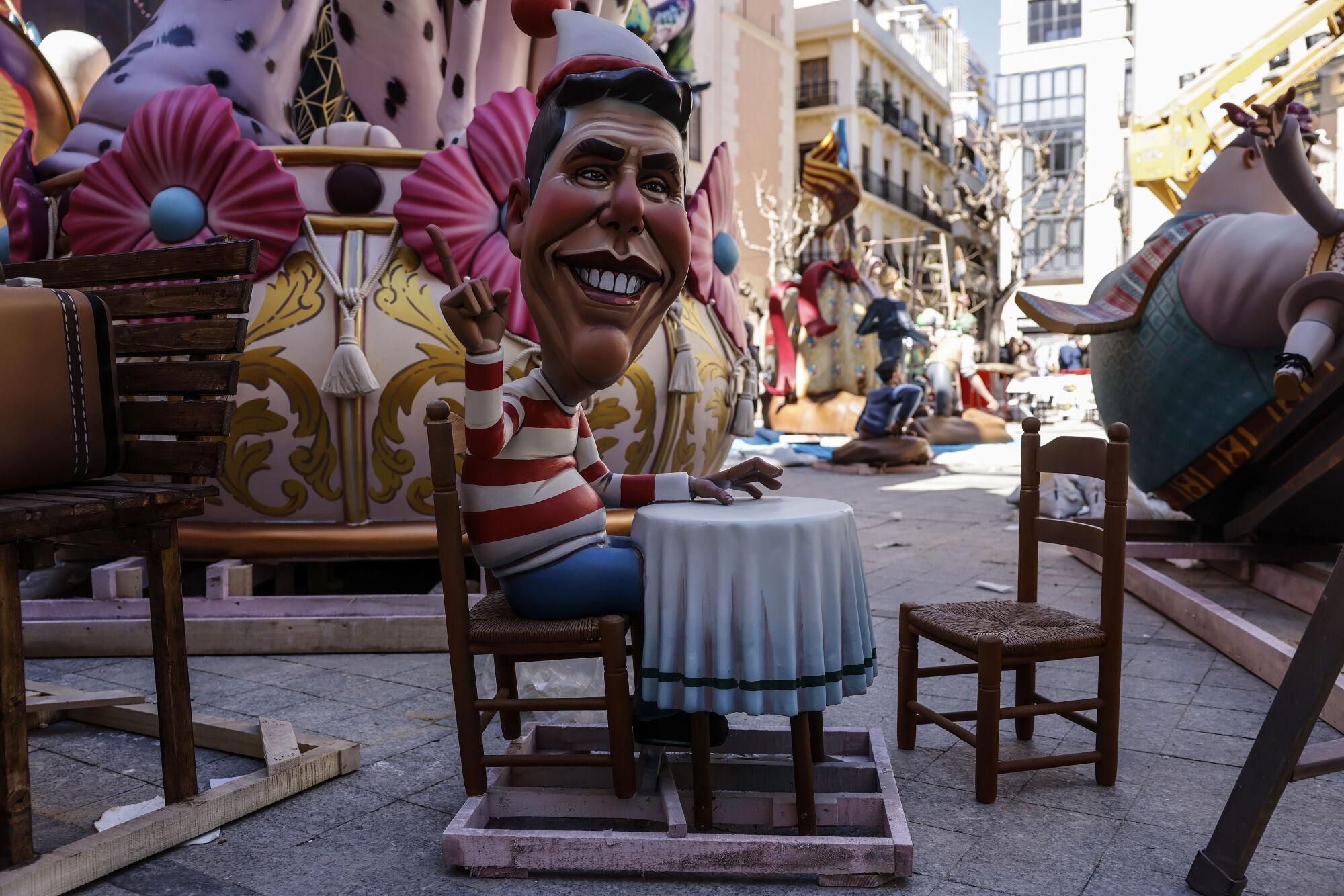 Una falla durante su montaje, a 15 de marzo de 2025, en Valencia, Comunidad Valenciana (España). Los monumentos falleros de este año han supuesto una inversión de 9,2 millones de euros y están marcados por la tragedia de la DANA, que asoló parte de la provincia de Valencia el pasado 29 de octubre, dejando 224 muertos. Los días grandes de las fallas son del 15 al 19 de marzo, último día en el que tiene lugar la Cremà. 15 MARZO 2025;FALLAS;CULTURA;TRADICIÓN;NINOTS Rober Solsona / Europa Press 15/03/2025. Rober Solsona;