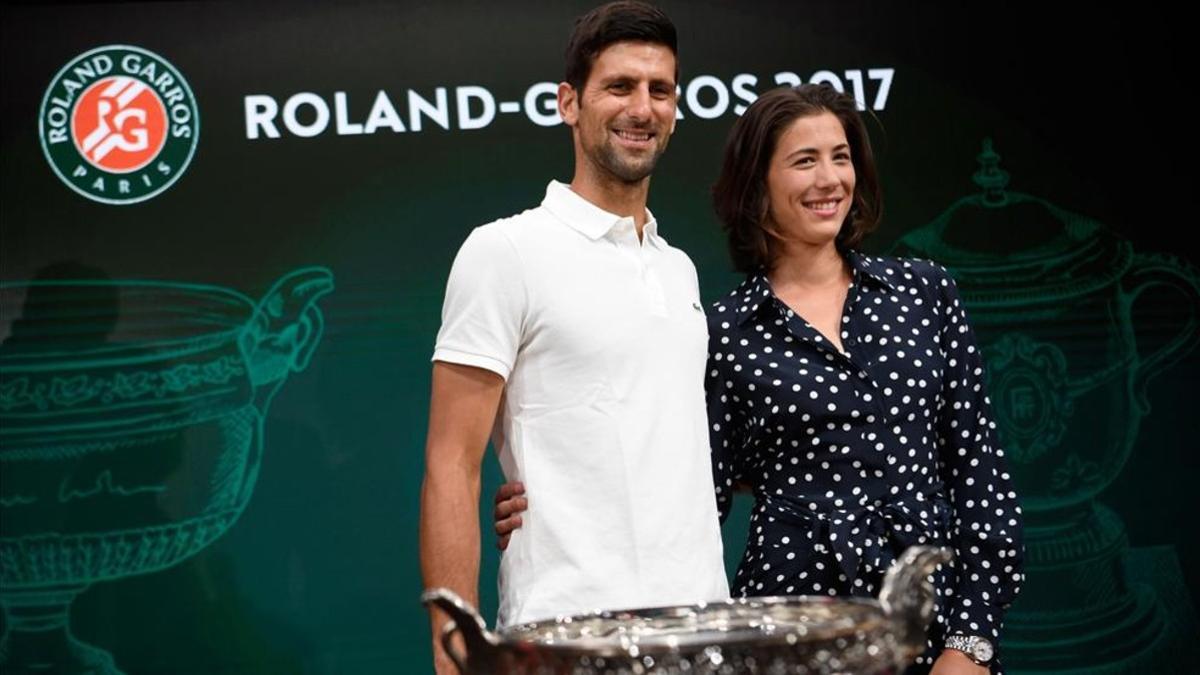 Garbiñe Muguruza y Novak Djokovic antes del sorteo de Roland Garros