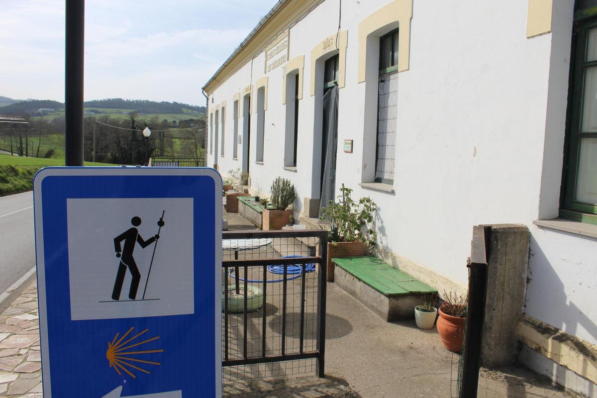 Señal del Camino en las antiguas escuelas de Tol, donde se ubica el albergue.