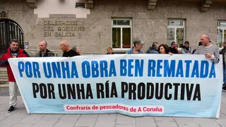 Mariscadores de O Burgo tiran de ahorros, préstamos y jubilación anticipada tras 8 meses sin cobrar