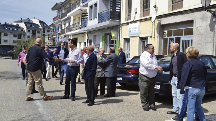 Representantes y alcaldes del Partido Popular durante la pasada campaña ante la sede del PP en El Puente.