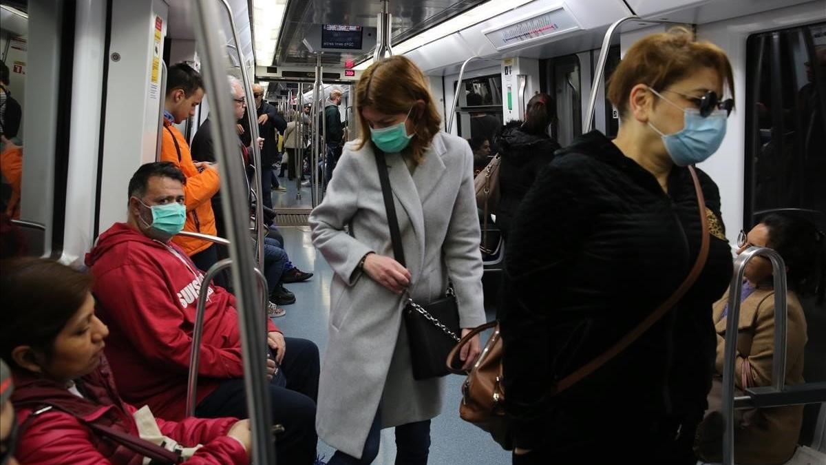 Pasajeras con mascarilla por el riesgo de coronavirus en el metro de Barcelona.