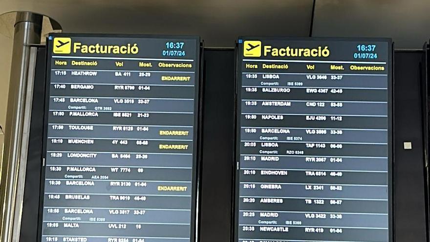 El vendaval provoca &quot;colas infinitas&quot;, cancelaciones y cuatro retrasos en el aeropuerto de Ibiza