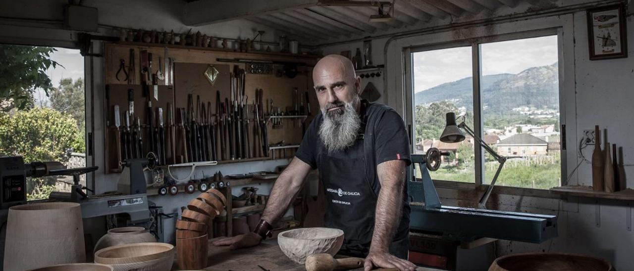 Aitor Martínez, en su taller de artesanía Vikensen, ubicado en Tomiño. |