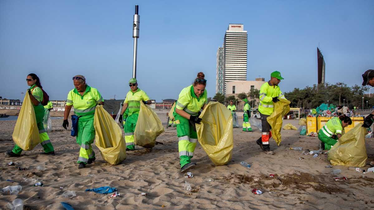 Dispositivo de limpieza en la playa de la Nova Icària de Barcelona tras la verbena de Sant Joan.