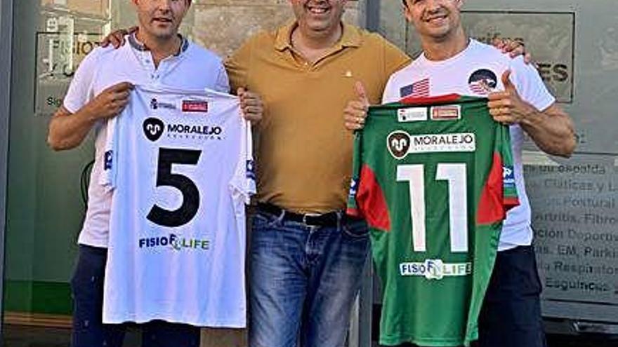 Rober y Jorge Nieto posan con su camiseta en Fisiolife.