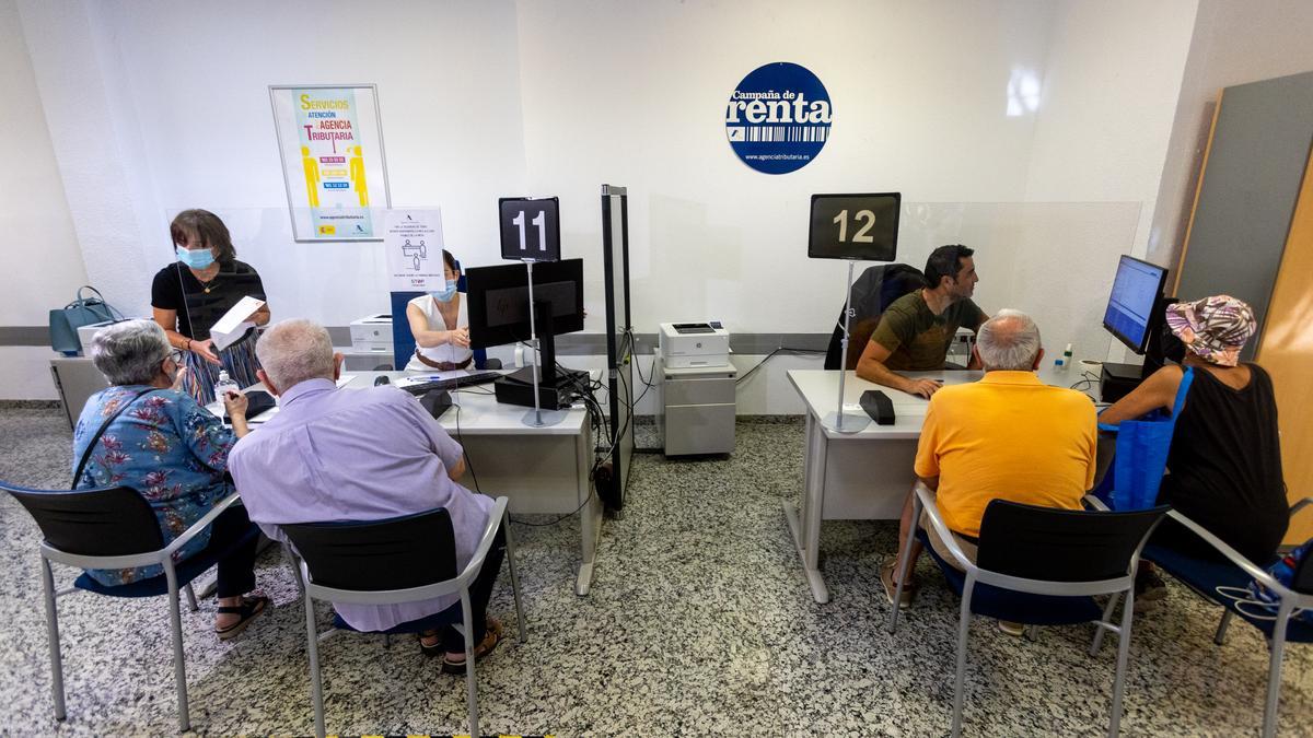Una oficina para la confección de la declaración de la renta en Alicante, de archivo.