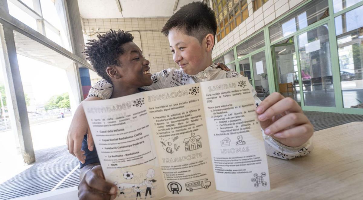 Escolars que ajuden migrants Escolars que ajuden migrants