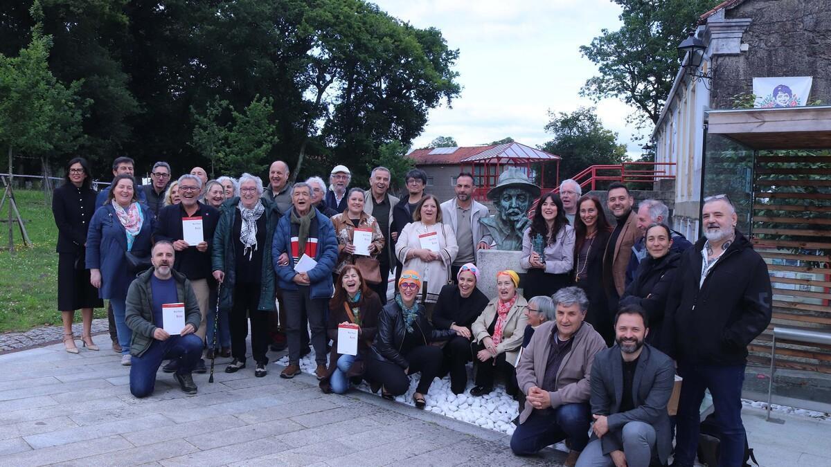 María Peinado, a carón do busto de Bolaño, con membros da organización do premio Laudamuco e amigos