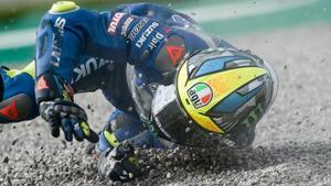 El mallorquín Joan Mir (Suzuki), gran favorito para ganar el Mundial de MotoGP este domingo, rodó ayer por los suelos en Valencia.