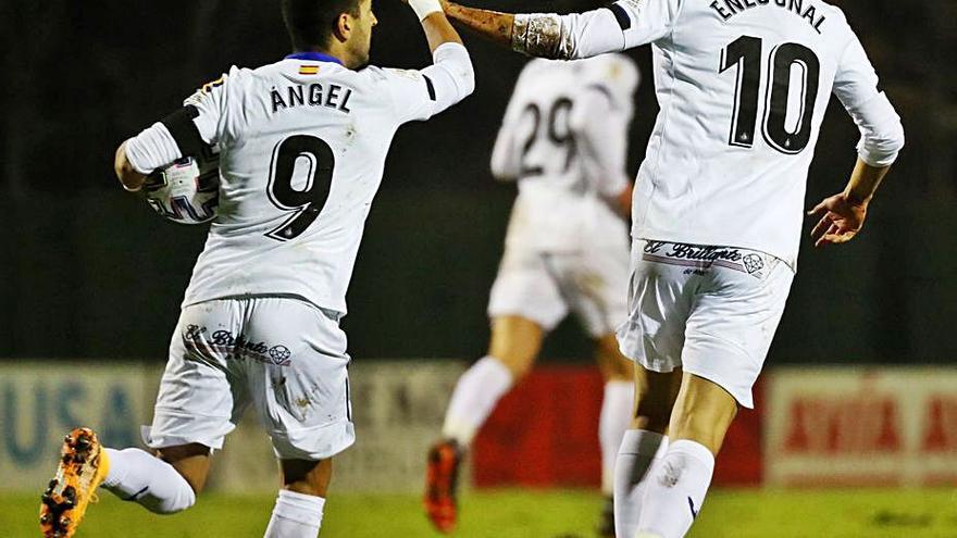 Ángel celebra el gol de la victoria junto a Enes Ünal. |  // EFE