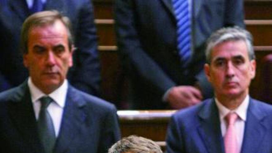 Zapatero y, detrás, José Antonio Alonso y Ramón Jáuregui, durante el minuto de silencio en el Congreso. A la derecha, Rajoy y Soraya Sáenz de Santamaría.