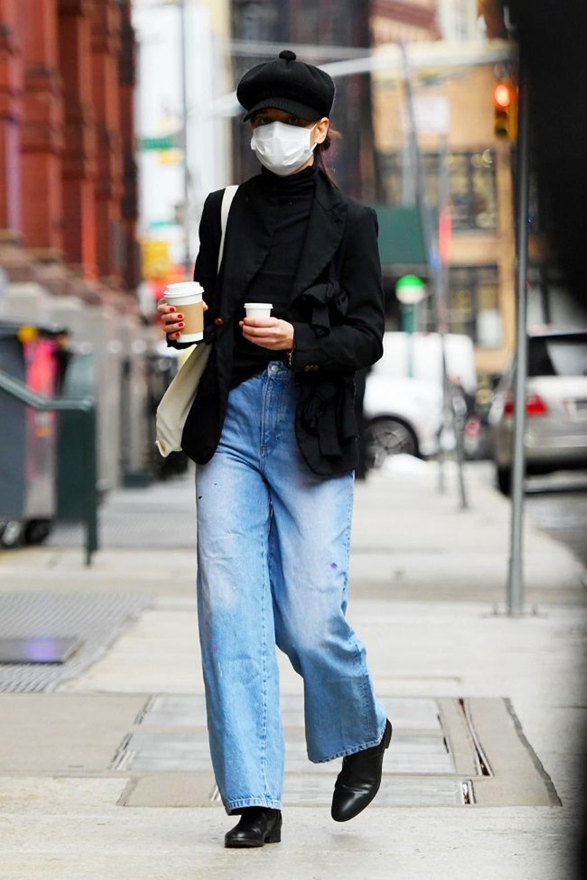 Katie Holmes siempre lleva los jeans tendencia y dice que este año los pantalones vaqueros anchos triunfan