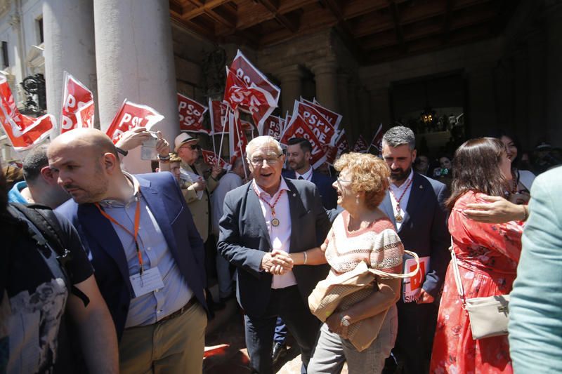 Baño de masas de Ribó y Gómez tras la constitución del ayuntamiento