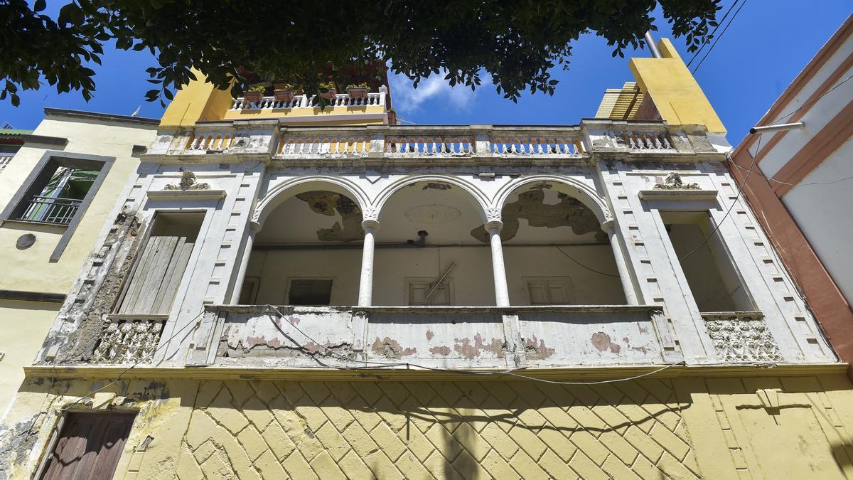 Casa de 1920 con arcada doble sobre la plaza Ceferino Hernández.