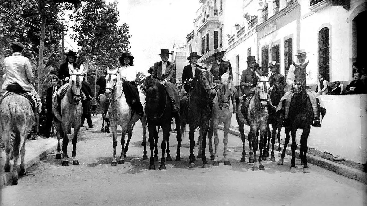 Caballistas en el Paseo de la Victoria, en 1942.