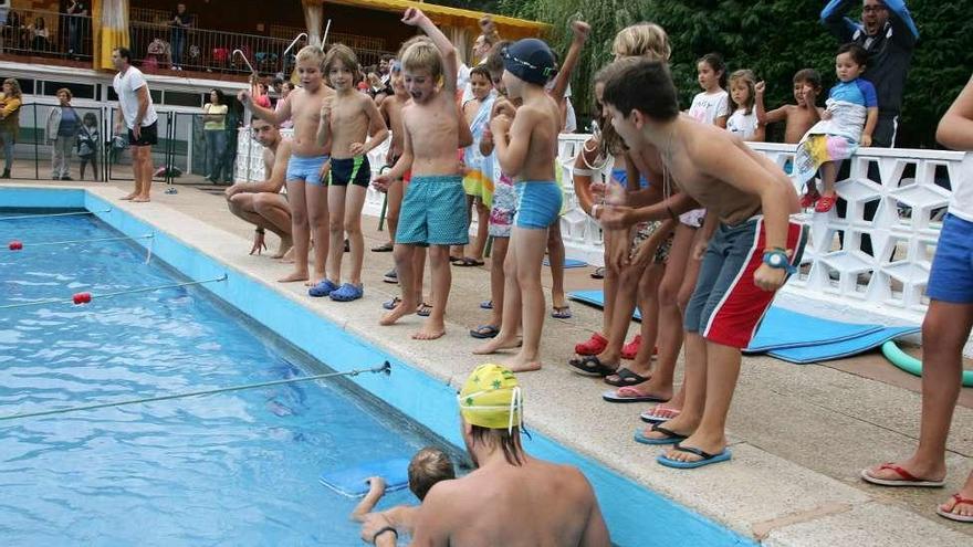 Competiciones de natación en el Recreo Cultural. // Bernabé / Cris M. V.