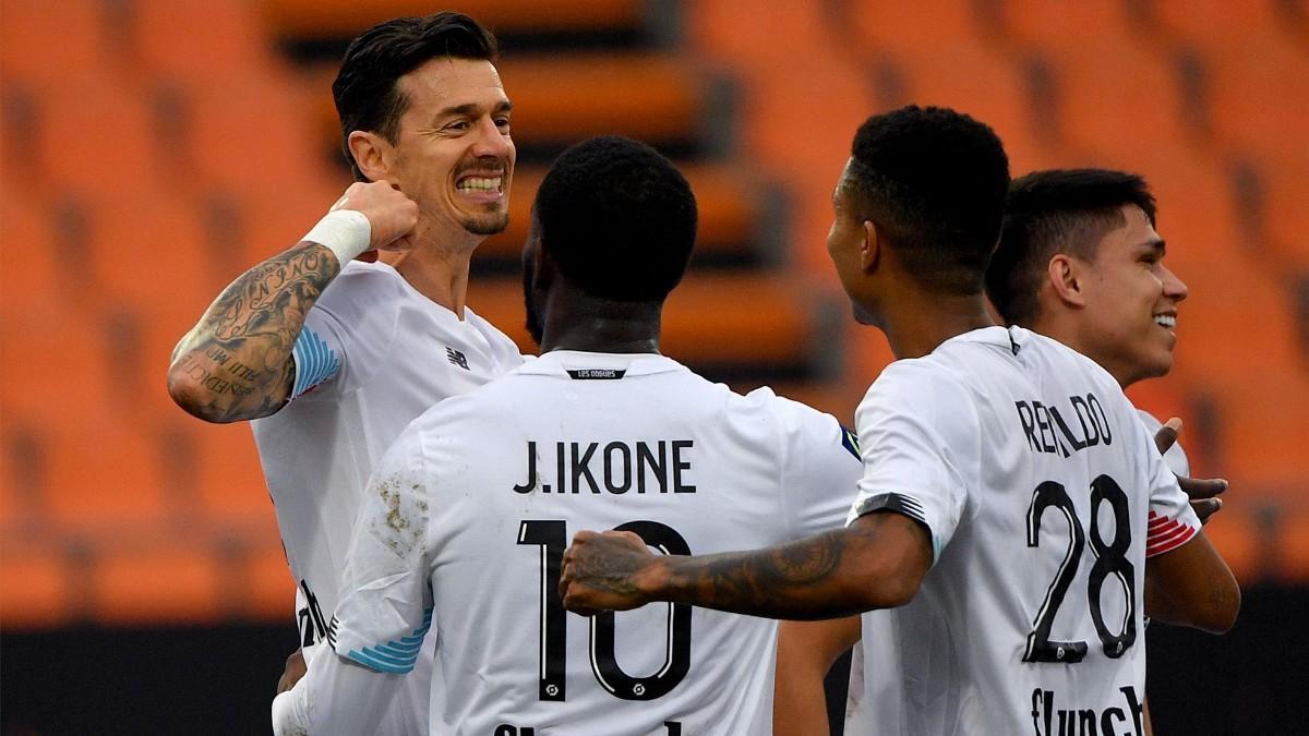 Fonte celebrando el gol con sus compañeros