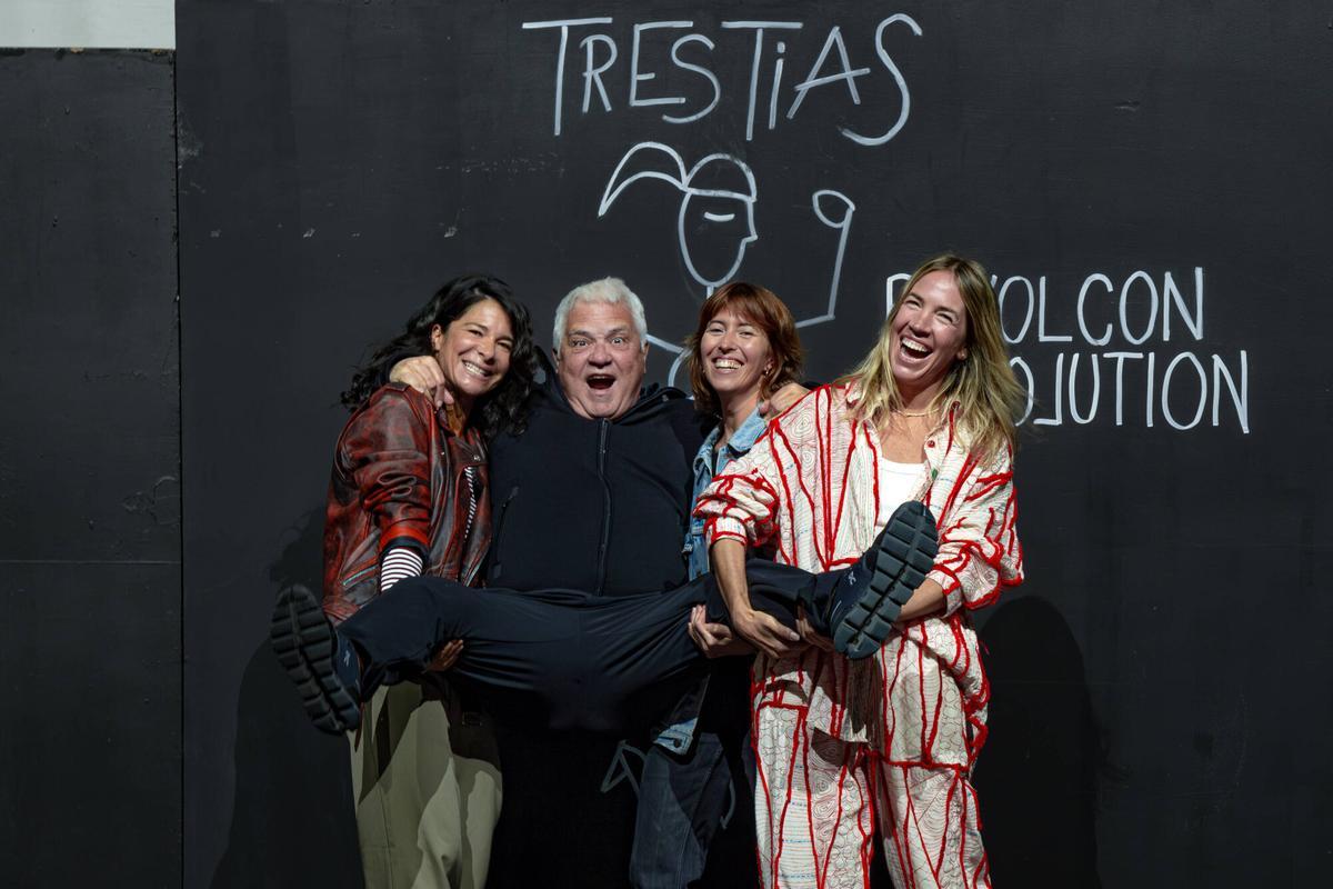 Joan Gràcia, exTricicle, con Diana Fernández, Diana Pintado e Irene Jodar, las protagonistas de 'Trestías'.