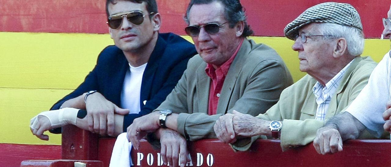 José Mari Manzanares, en el centro, junto a su hijo y su padre, observan la faena de su otro hijo, Manuel Manzanares, en la plaza de toros de Alicante en 2011. | MORELL / EFE