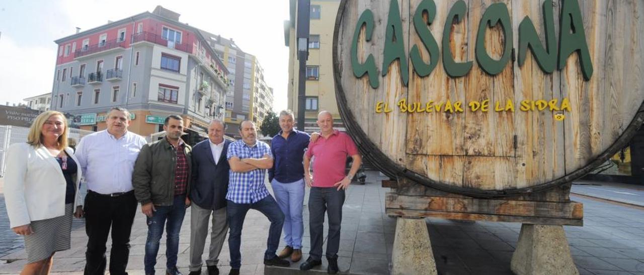 Por la izquierda, María Lavilla, Alfonso Menéndez, Miguel Almendra, Francisco Álvarez Colunga, Toni Alonso, César Suárez y Ricardo Suárez, de la Asociación de Sidrerías de Gascona, junto al tonel situado en la calle.