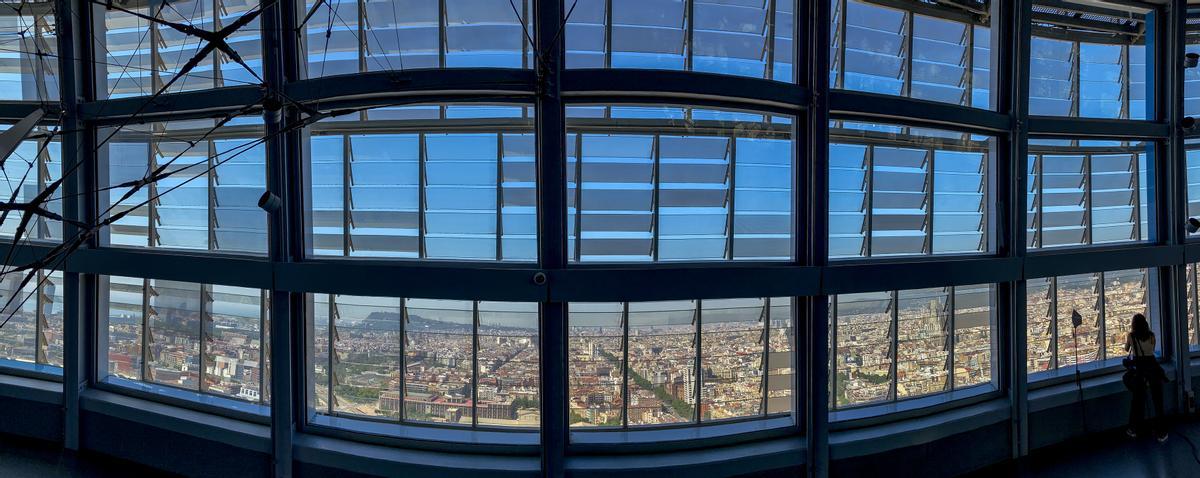 Panorámica desde el mar hasta la Sagrada Familia desde el mirador de la planta 30 de la torre Glòries.  