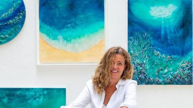 Gemma Gavaldà frente a una de sus obras.