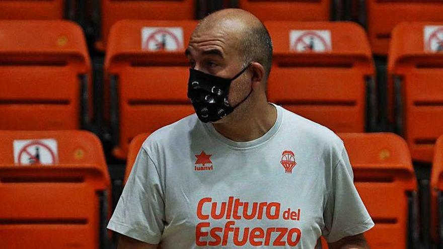 Jaume Ponsarnau, durante el entrenamiento de este martes en La Fonteta.