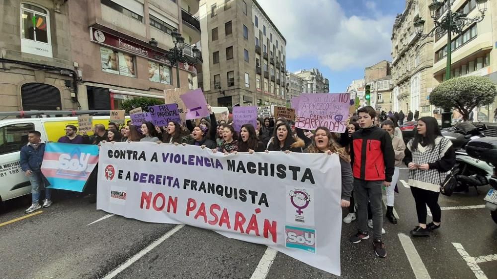 Las jóvenes viguesas se ponen en pie: "Tú, machista, estás en nuestra lista". // Marta G. Brea | Borja Melchor