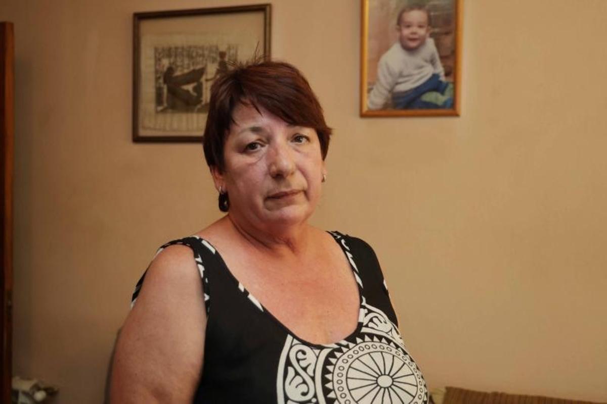 Belén Feijóo, en su casa de Vigo con retratos de su hijo colgados en las paredes del salón.