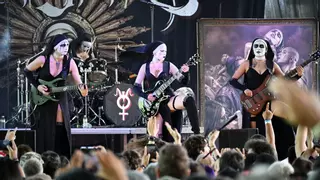 Leyendas del Rock arranca entre guturales y monjas satánicas