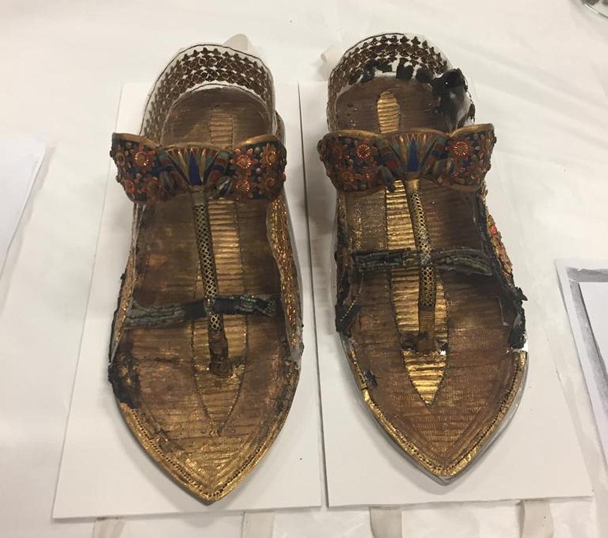 Sandalias de Tutankamón en proceso de restauración.