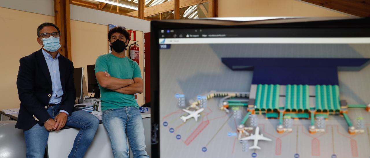 Ángel Fernández y Juan Gallego tras la pantalla en la que controlan uno de sus sistemas de monitorización en el aeropuerto de Venecia.