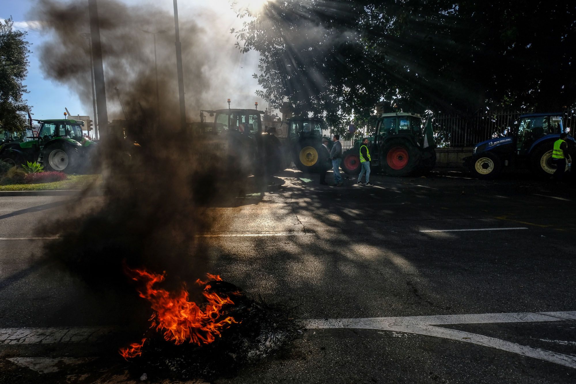 Los agricultores malagueños cortan las carreteras en protesta por la crisis del sector
