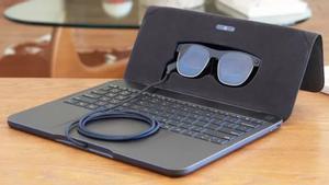 Un nuevo ordenador portátil usa gafas de realidad aumentada en reemplazo de la tradicional pantalla.