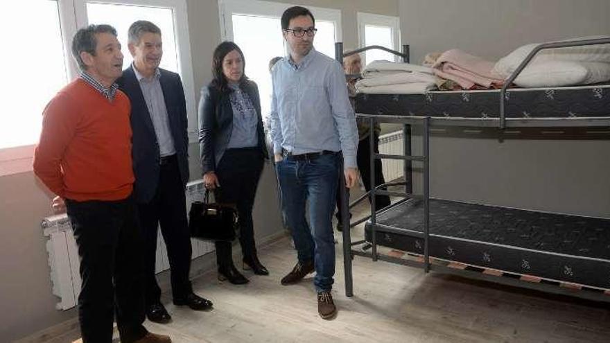 Visita de la Diputación al albergue de peregrinos de Meis. // Noé Parga