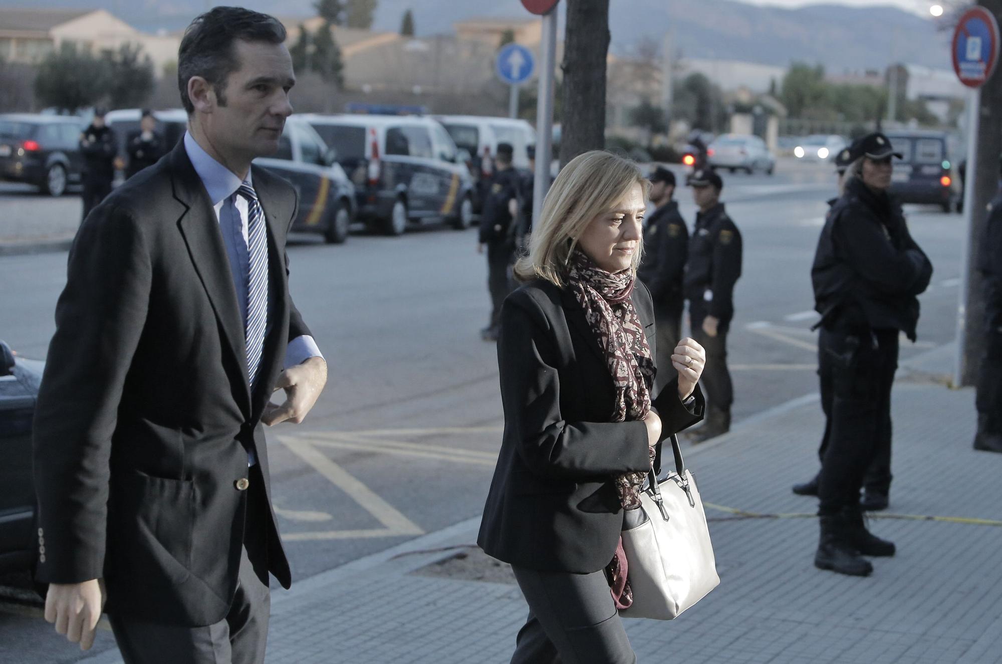 Iñaki Urdangarin y la infanta Cristina en 2016 al llegar al juicio.