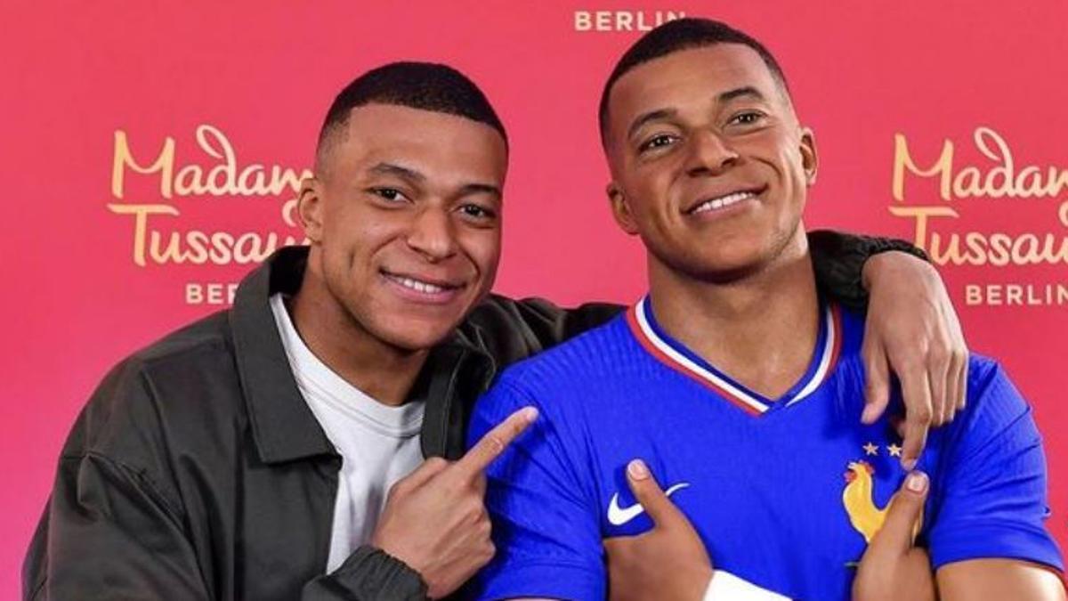 Mbappé, junto a su muñeco de cera
