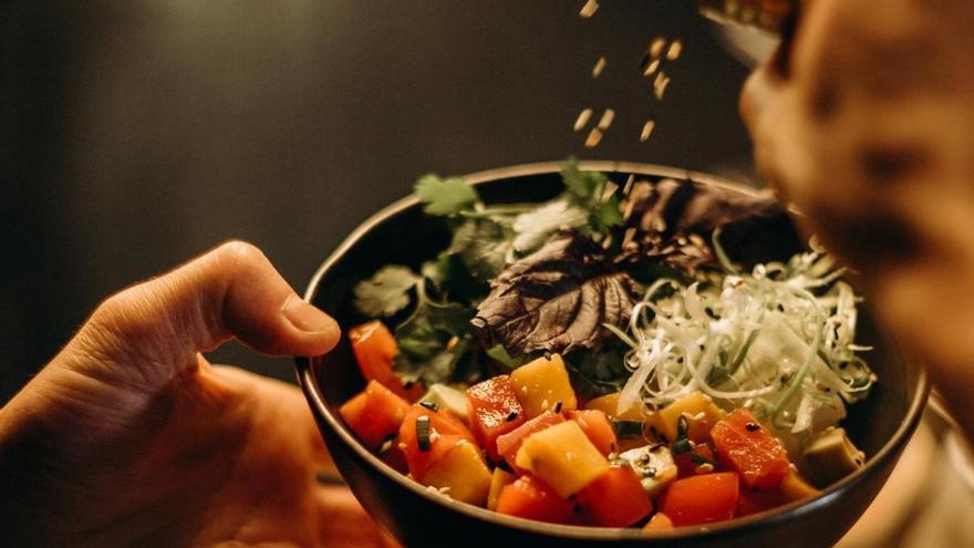 ¿Sabías que en los restaurantes de lujo no puedes comer ensalada por la noche?