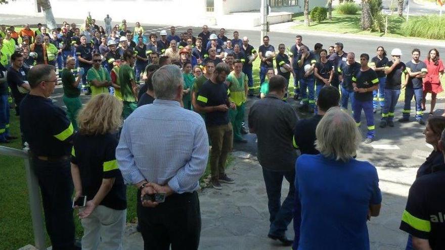 Momento del minuto de silencio de trabajadores y directivos de Aludium por el atentado de Barcelona
