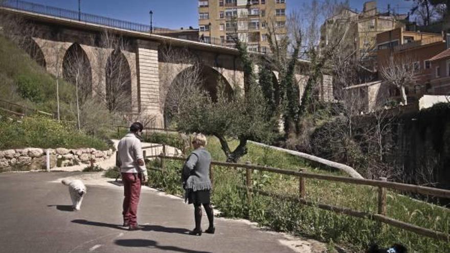 La pasarela peatonal discurrirá por debajo del puente de María Cristina.