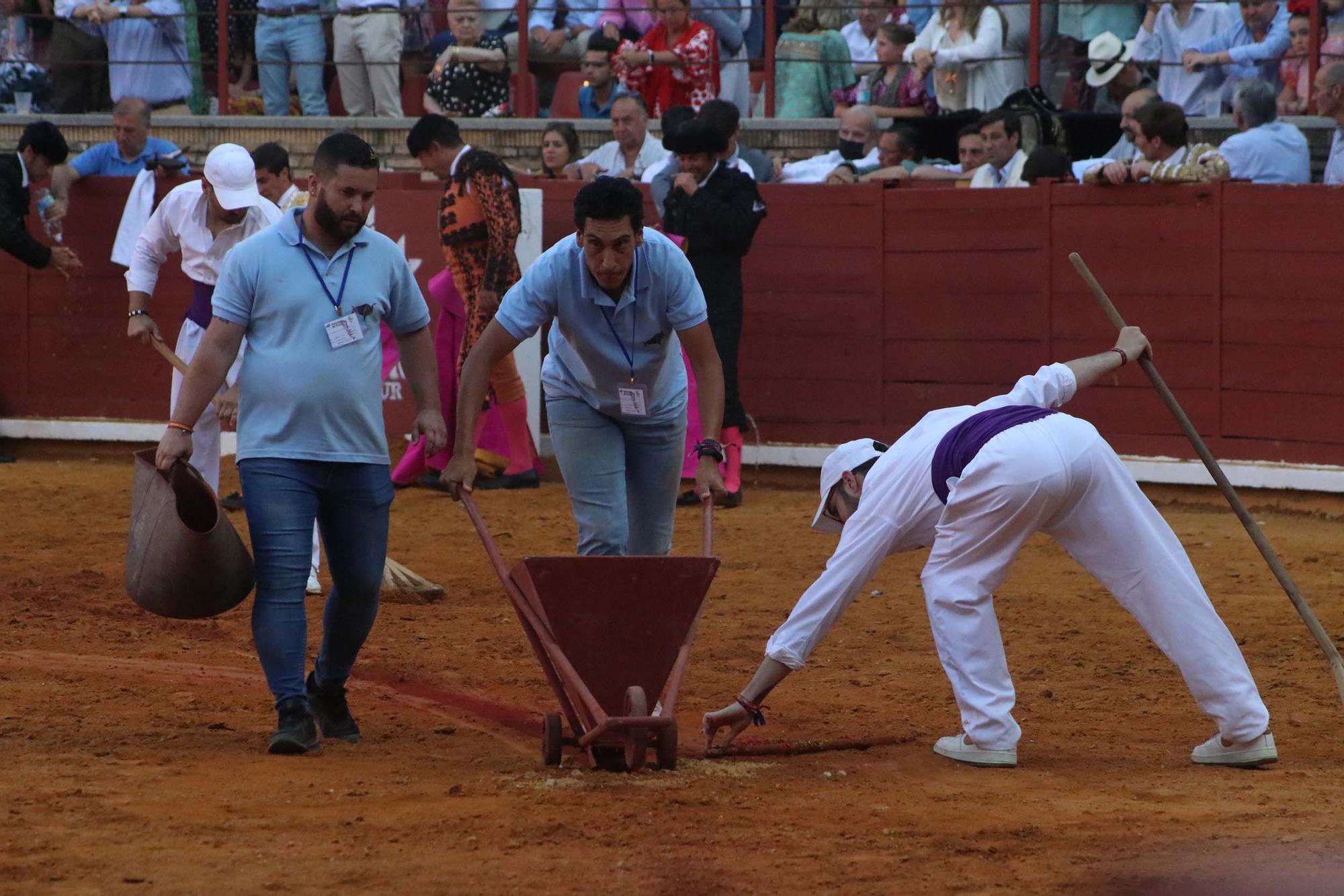 Los aficionados en el último espectáculo taurino de la Feria