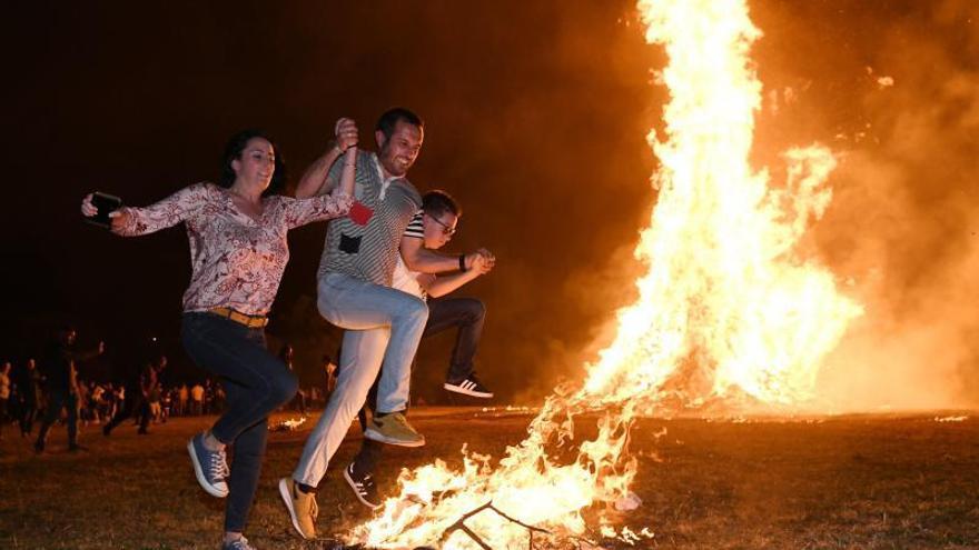 Una hoguera de la noche de San Xoán en 2019, último año que se pudo celebrar en la calle.