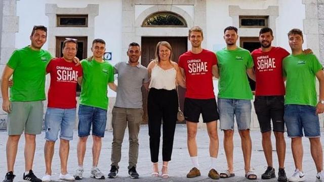 Loli Castiñeira y Alejandro Rodríguez con las charangas homenajeadas en Salceda.