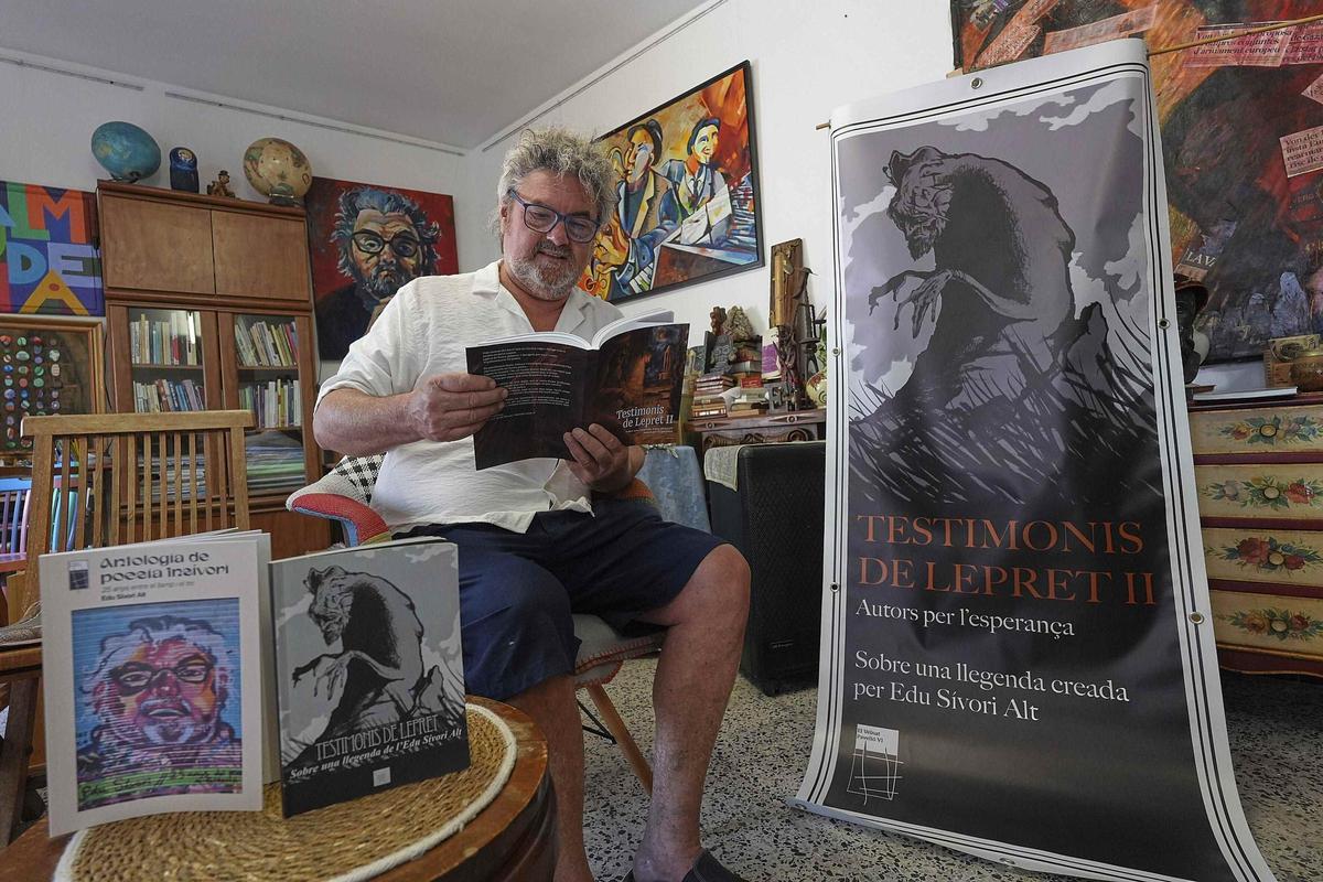 Sívori, al Calypso, amb les llibres de "Testimonis de Lepret" i l'antologia de la seva obra.