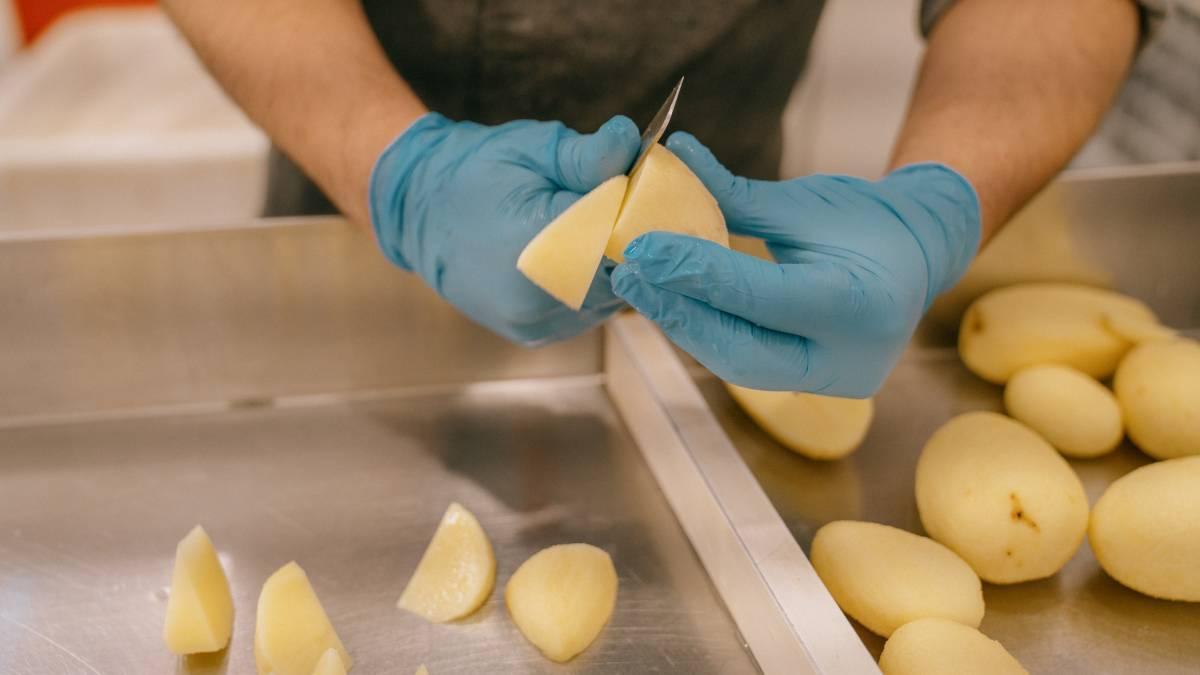 Cada día se cortan a mano cientos de patatas